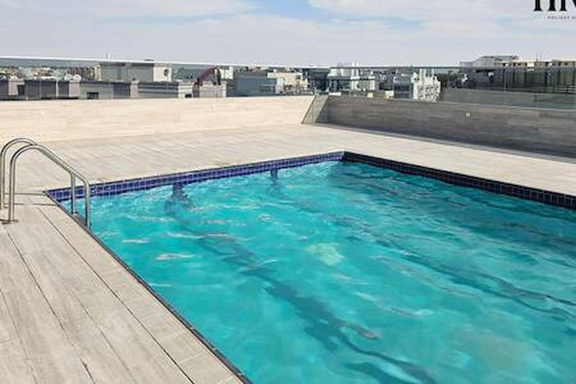 Stunning 2 Bed In Al Warqa Apartment *