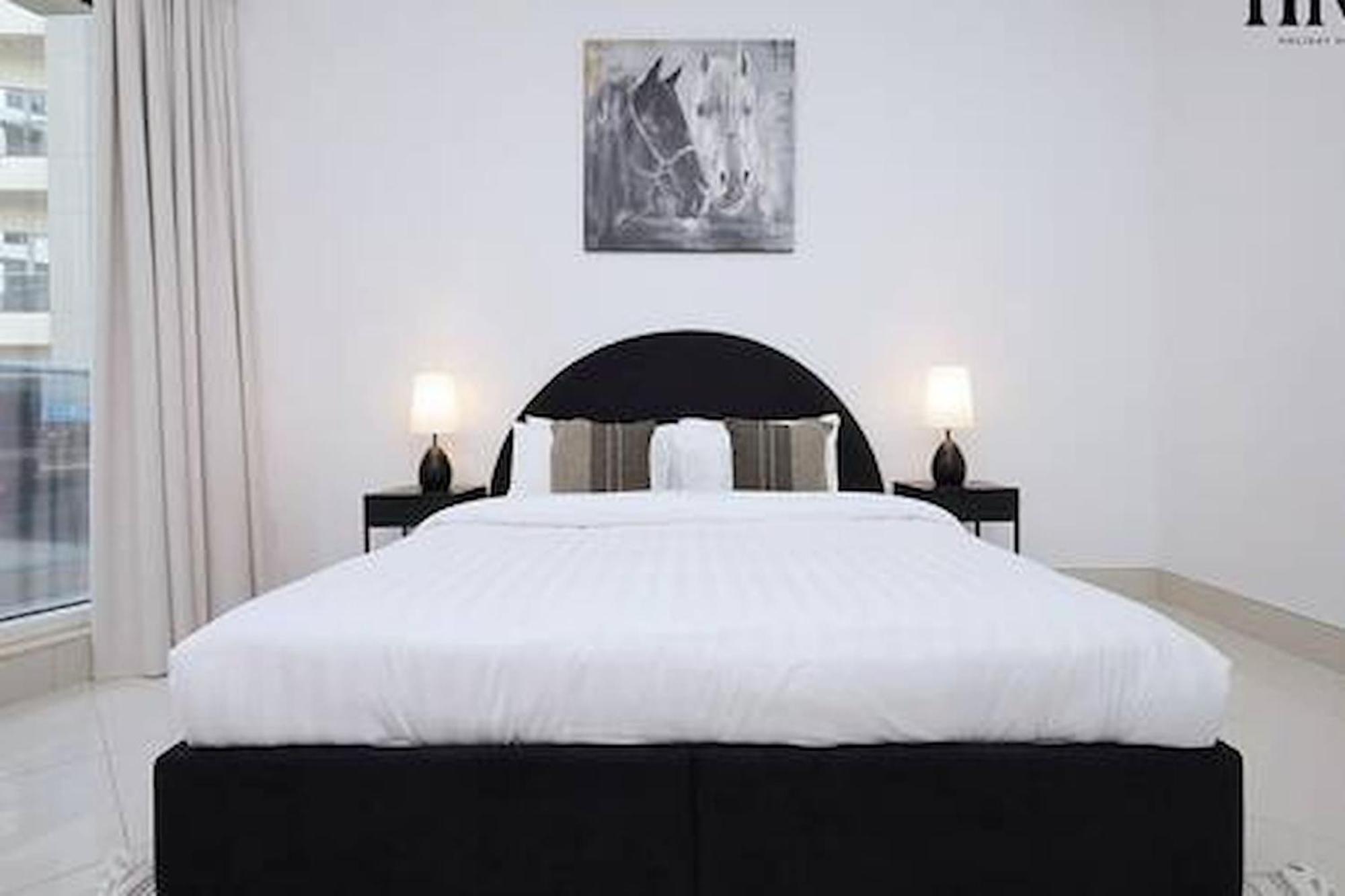 Stunning 2 Bed In Al Warqa Apartment *