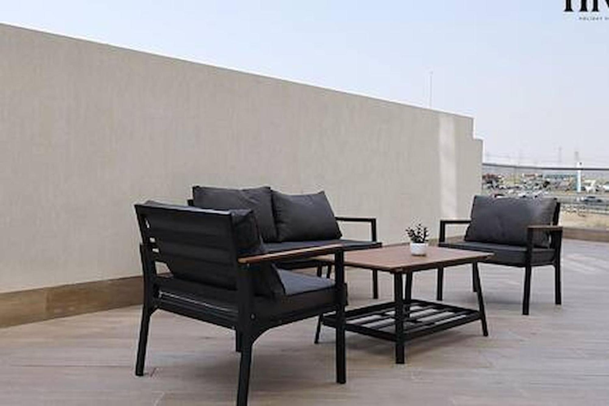 Stunning 2 Bed In Al Warqa Apartment *