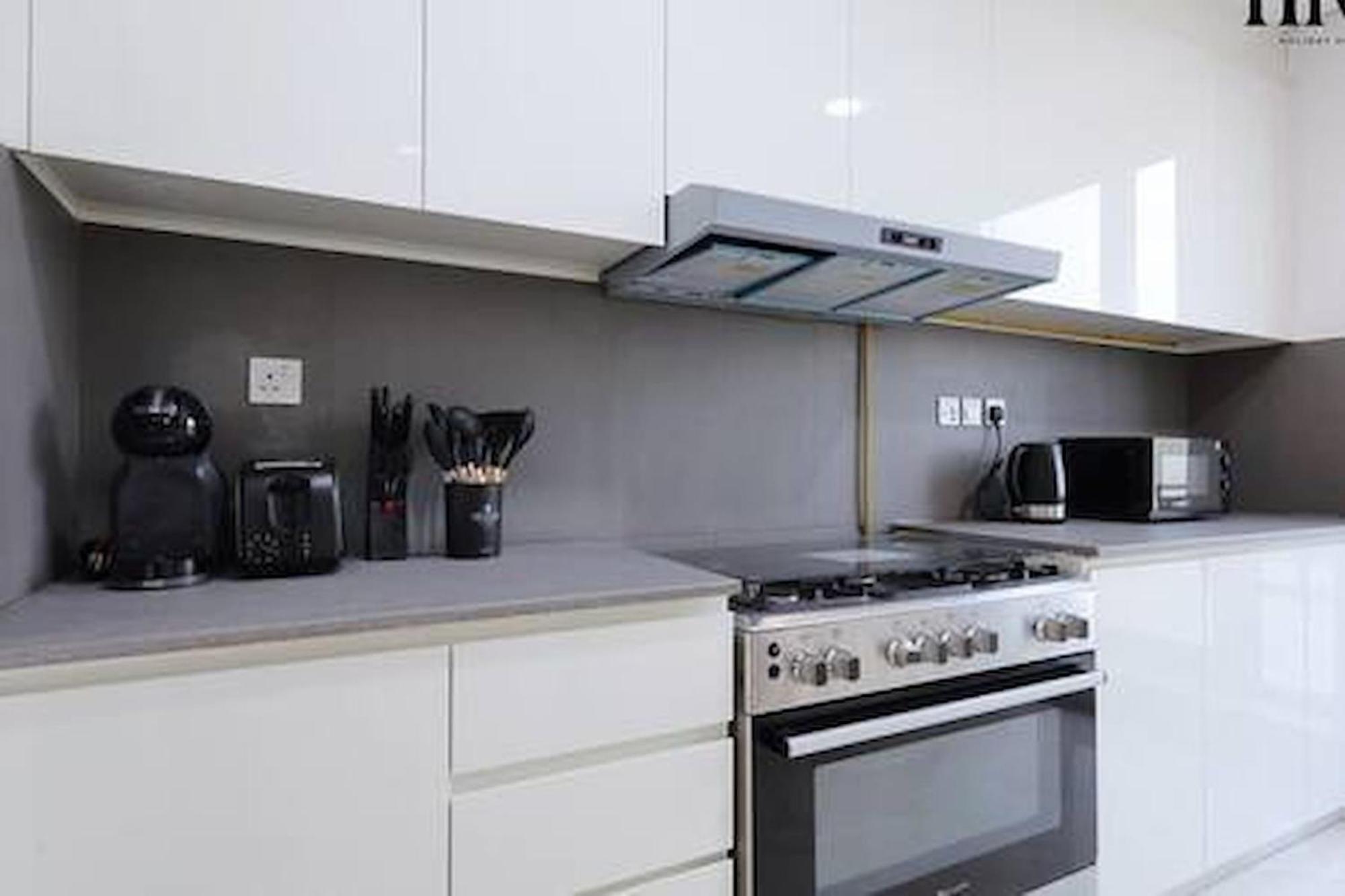Apartment Stunning 2 Bed In Al Warqa *
